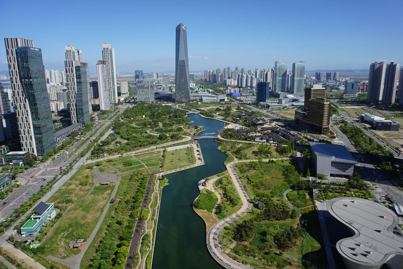송도센트럴파크 수로와 포스코타워를 비롯한 송도국제도시 고층 빌딩들이 늘어선 항공 전경