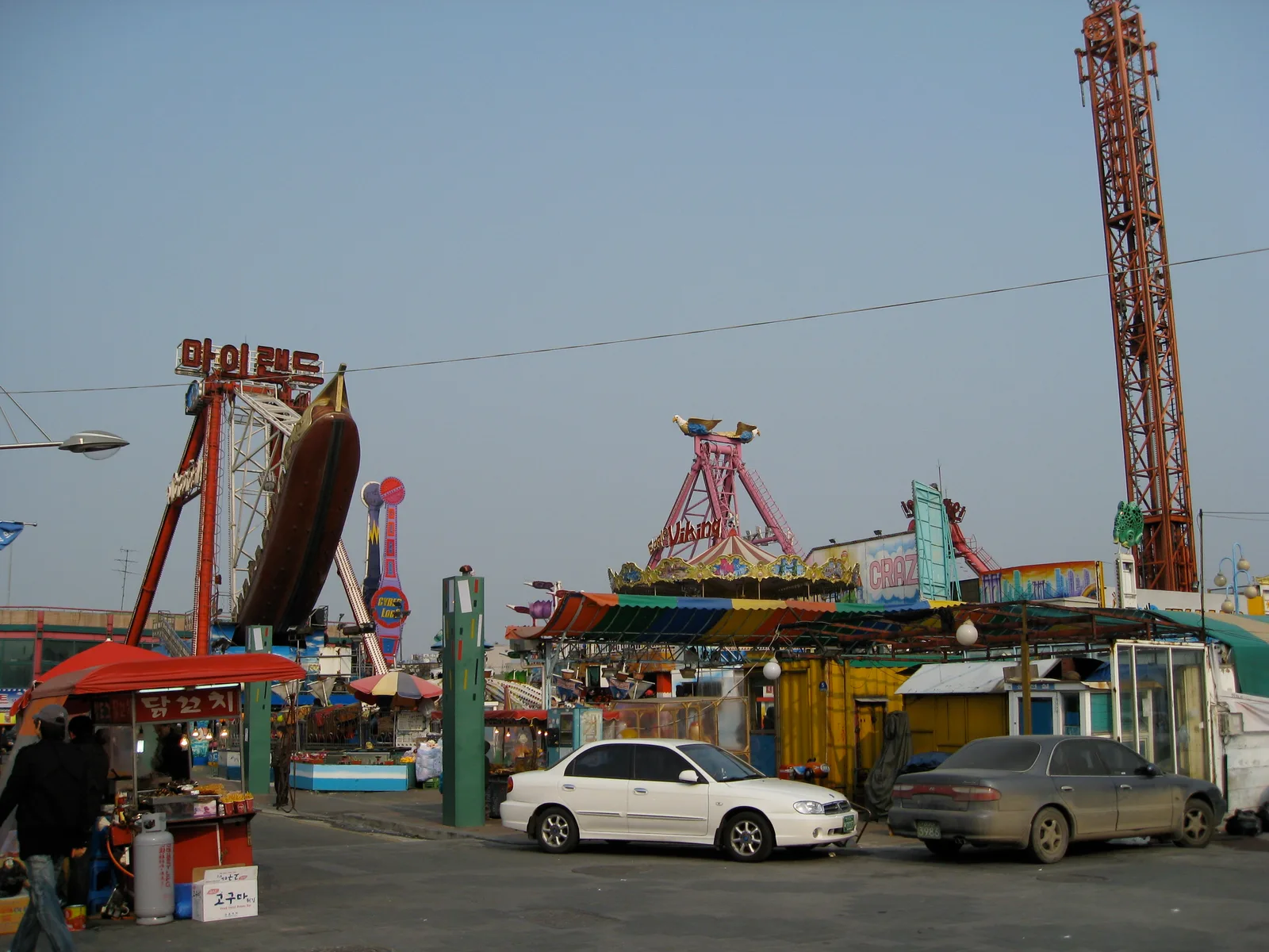 월미도 놀이공원의 바이킹, 회전목마 등 놀이기구들과 주변 상가 거리