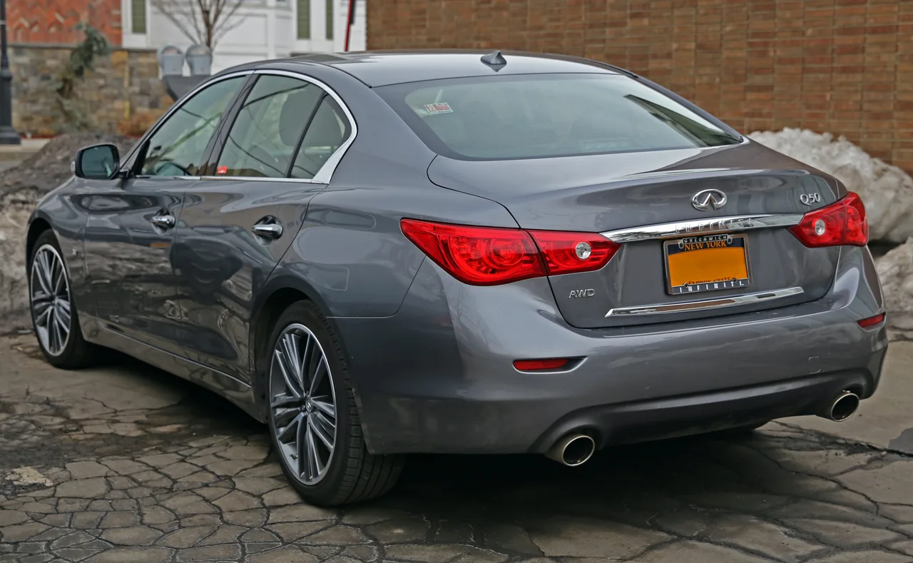 "기아 K4 신차값도 안 된다"… 328마력 인피니티 Q50 V6, 지금이 살 때
