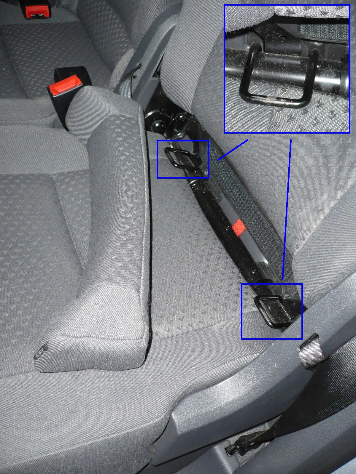 뒷좌석 시트 사이에 위치한 ISOFIX 고정 앵커