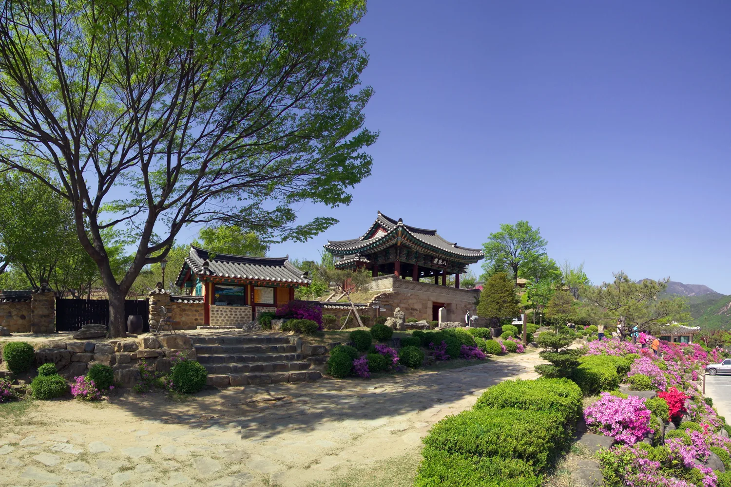 청풍문화재단지 산책로, 전통 가옥 사이로 이어지는 흙길과 화단