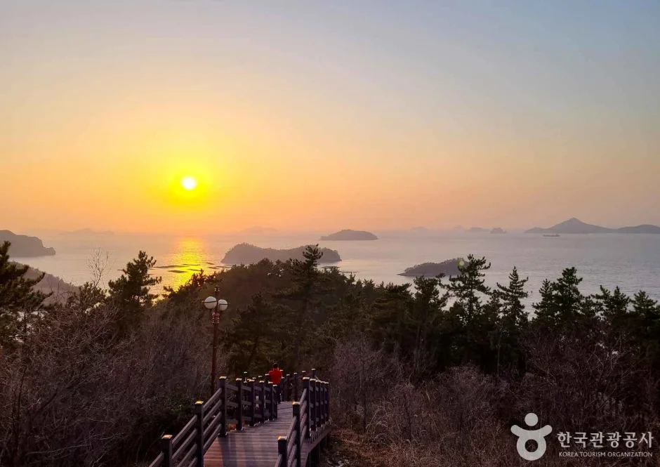 다도해 섬들 위로 해가 지는 세방낙조 전망대의 낙조 풍경