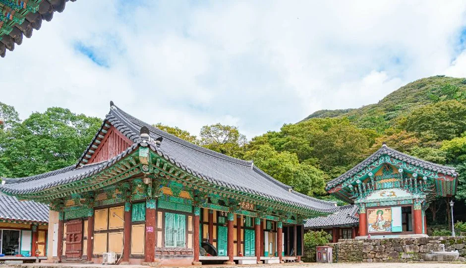 단청이 화려한 쌍계사 대웅전과 산자락