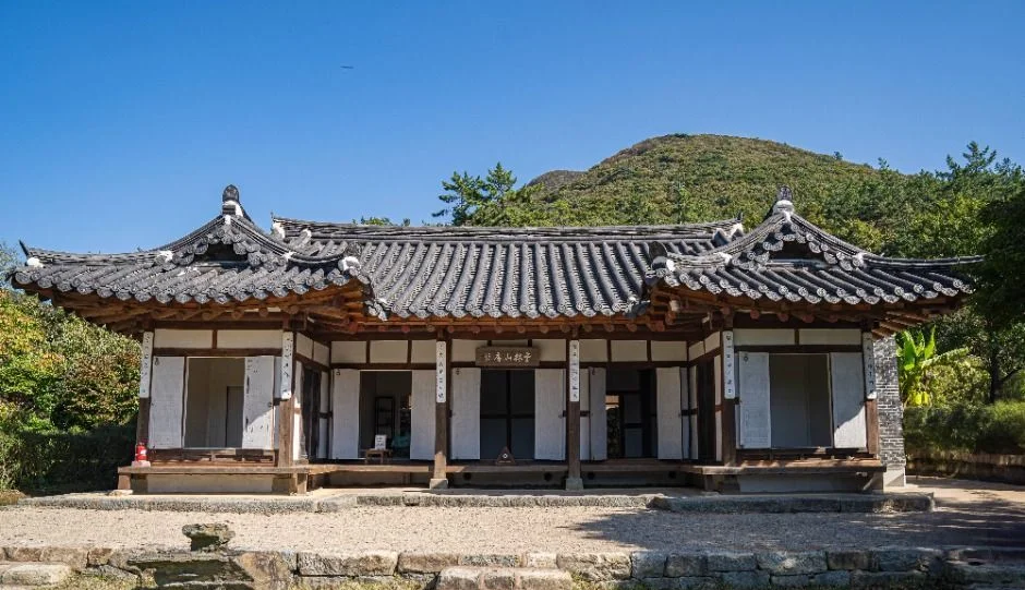 기와지붕을 얹은 전통 한옥 운림산방 화실 건물