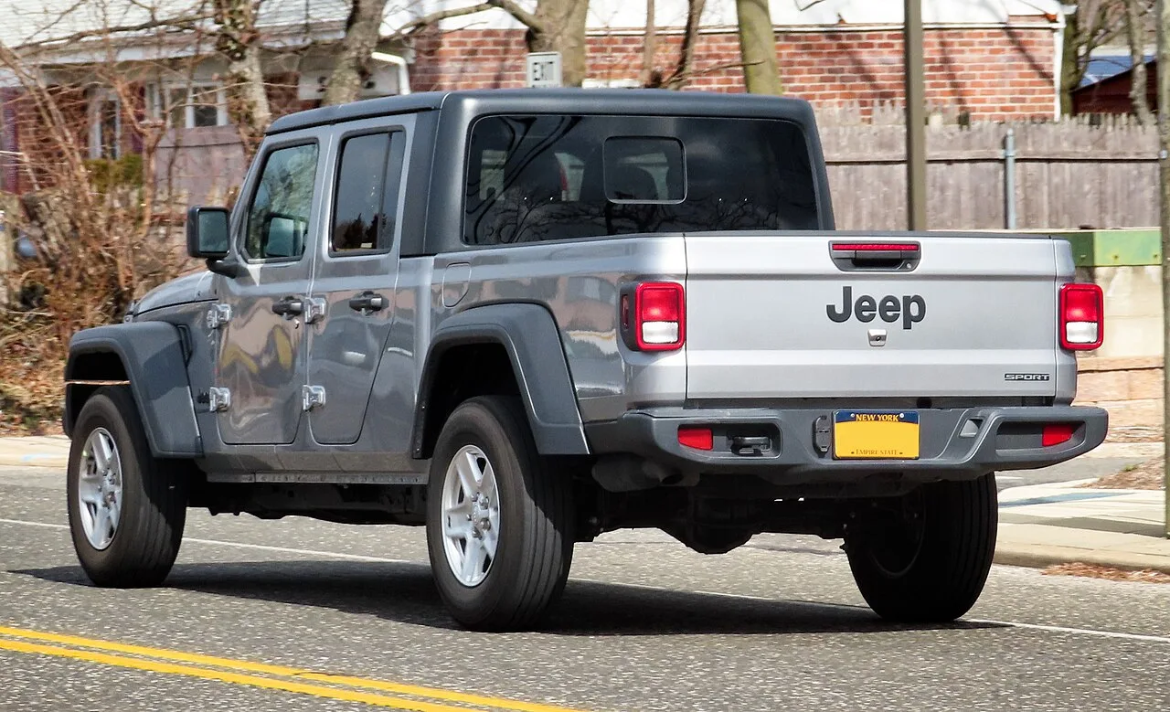 지프 글래디에이터 후면부, JEEP 레터링과 픽업 적재함이 보인다