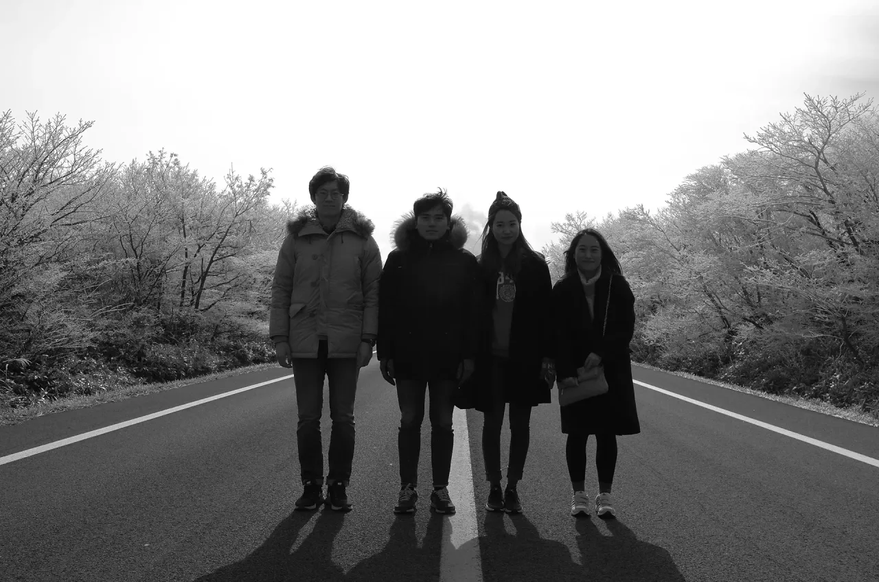 제주 1100도로 위를 걷는 사람들