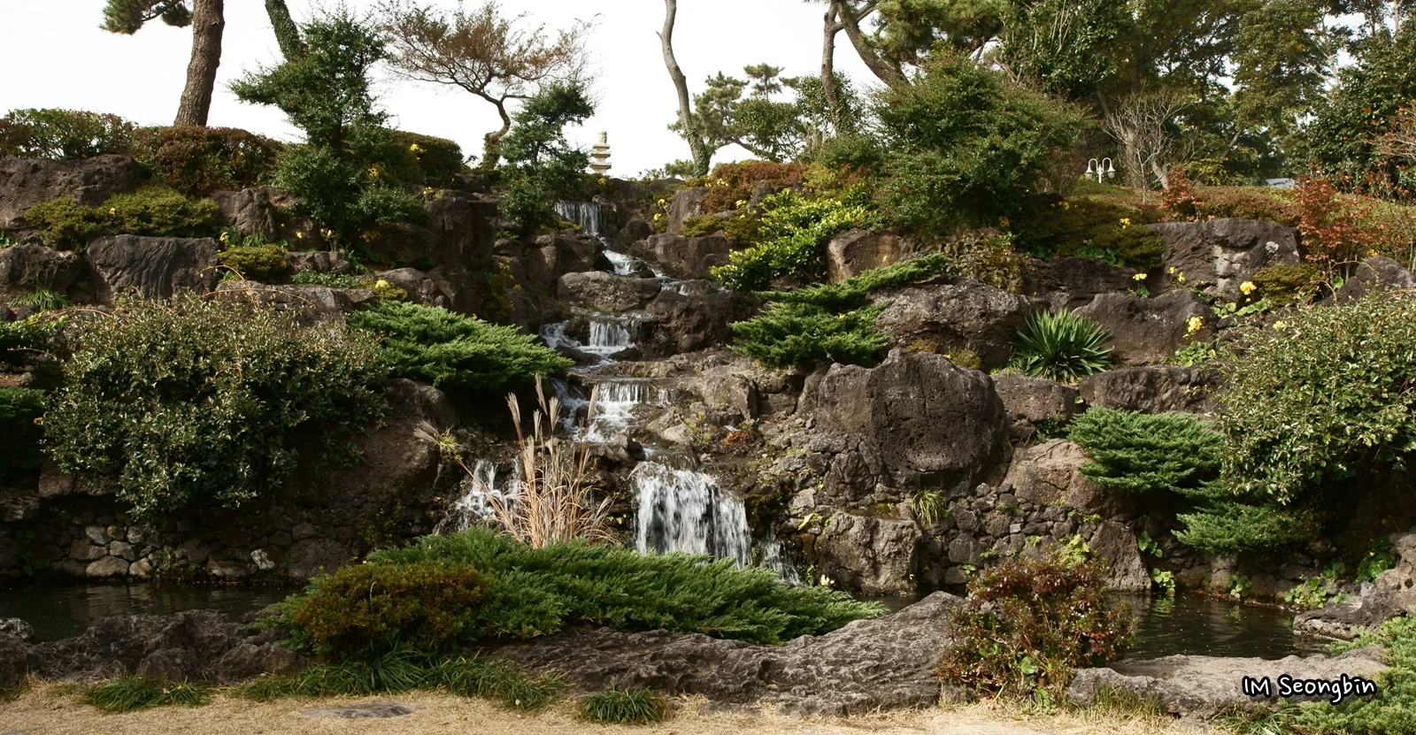 카멜리아힐 내 화산석으로 조성된 인공 폭포와 정원