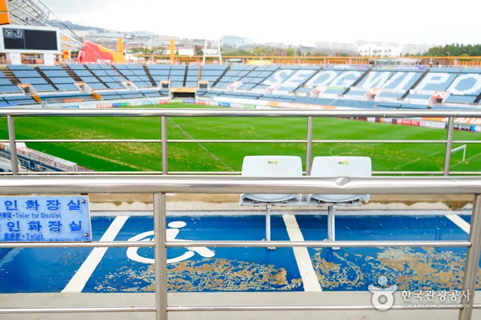 제주월드컵경기장 관중석과 장애인 관람석 안내 표지