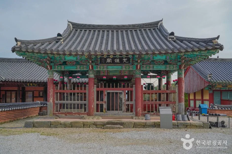 붉은 기둥과 기와지붕이 이어진 안국사 큰 전각의 정면