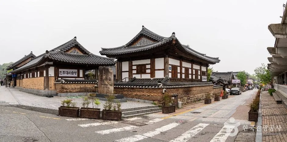 기와지붕 한옥 건물들이 모여 있는 전주한옥마을의 한적한 길모퉁이