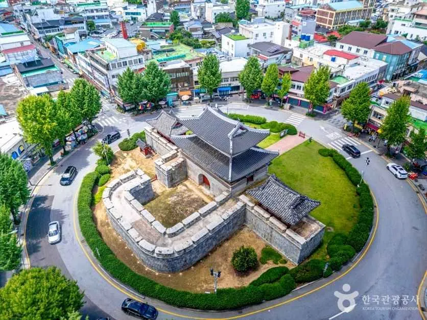 원형 교차로 한가운데 자리한 풍남문과 주변 도심 도로·건물을 위에서 내려다본 항공 사진