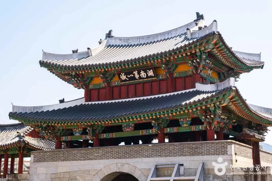 2층 누각과 붉은 편액이 걸린 전주 풍남문의 성문을 가까이서 올려다본 모습