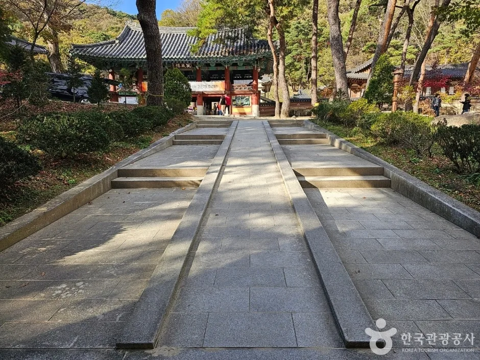 석재 바닥에 경사로가 나란히 놓인 진입 통로