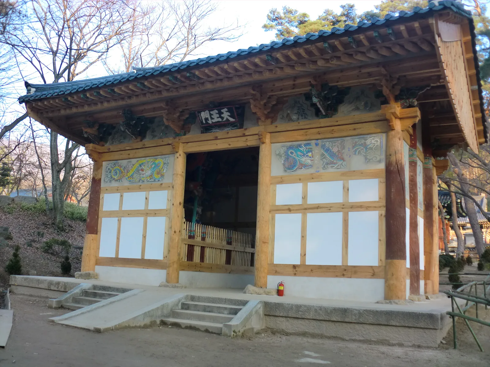 '天王門' 현판이 걸린 직지사 천왕문 정면