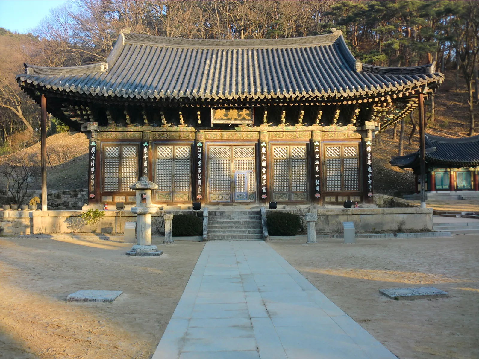 돌길 끝에 석등과 함께 서 있는 직지사 경내의 큰 전각 정면