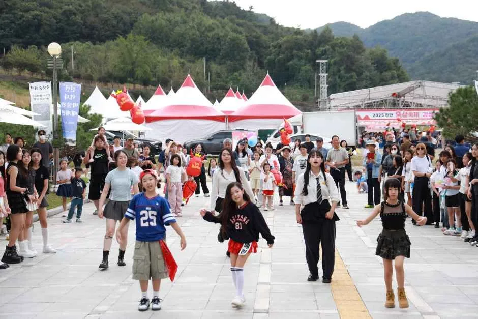 치어리더 복장을 한 참가자들이 거리에서 홍삼에너지 랜덤 플레이댄스를 즐기는 모습