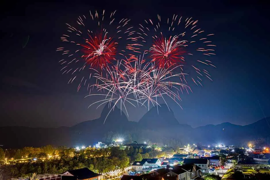 마이산 자락 위로 밤하늘을 수놓는 진안홍삼축제 폐막 불꽃놀이