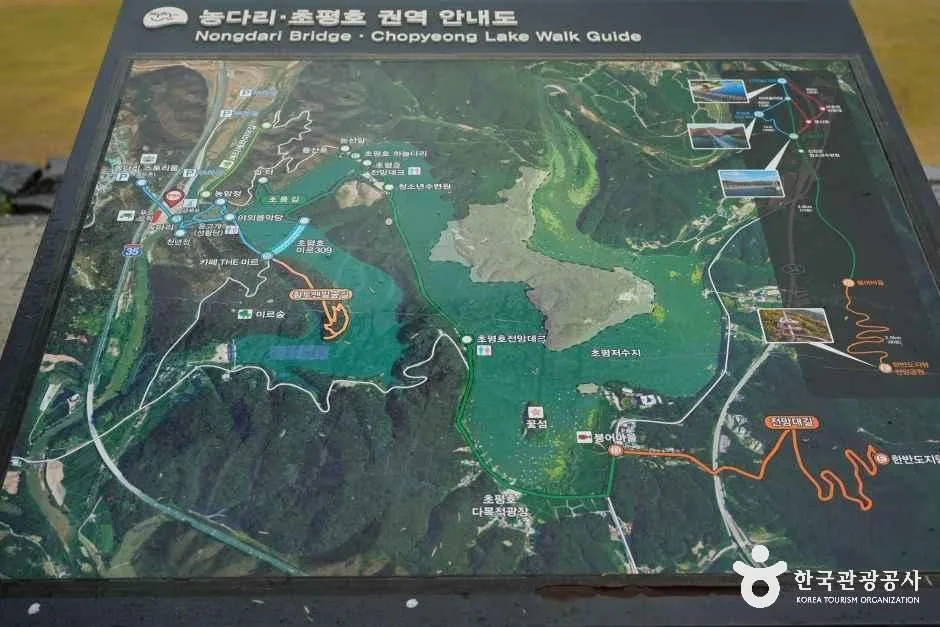 초평호 일대 걷기 코스가 그려진 안내 지도판을 가까이서 찍은 모습