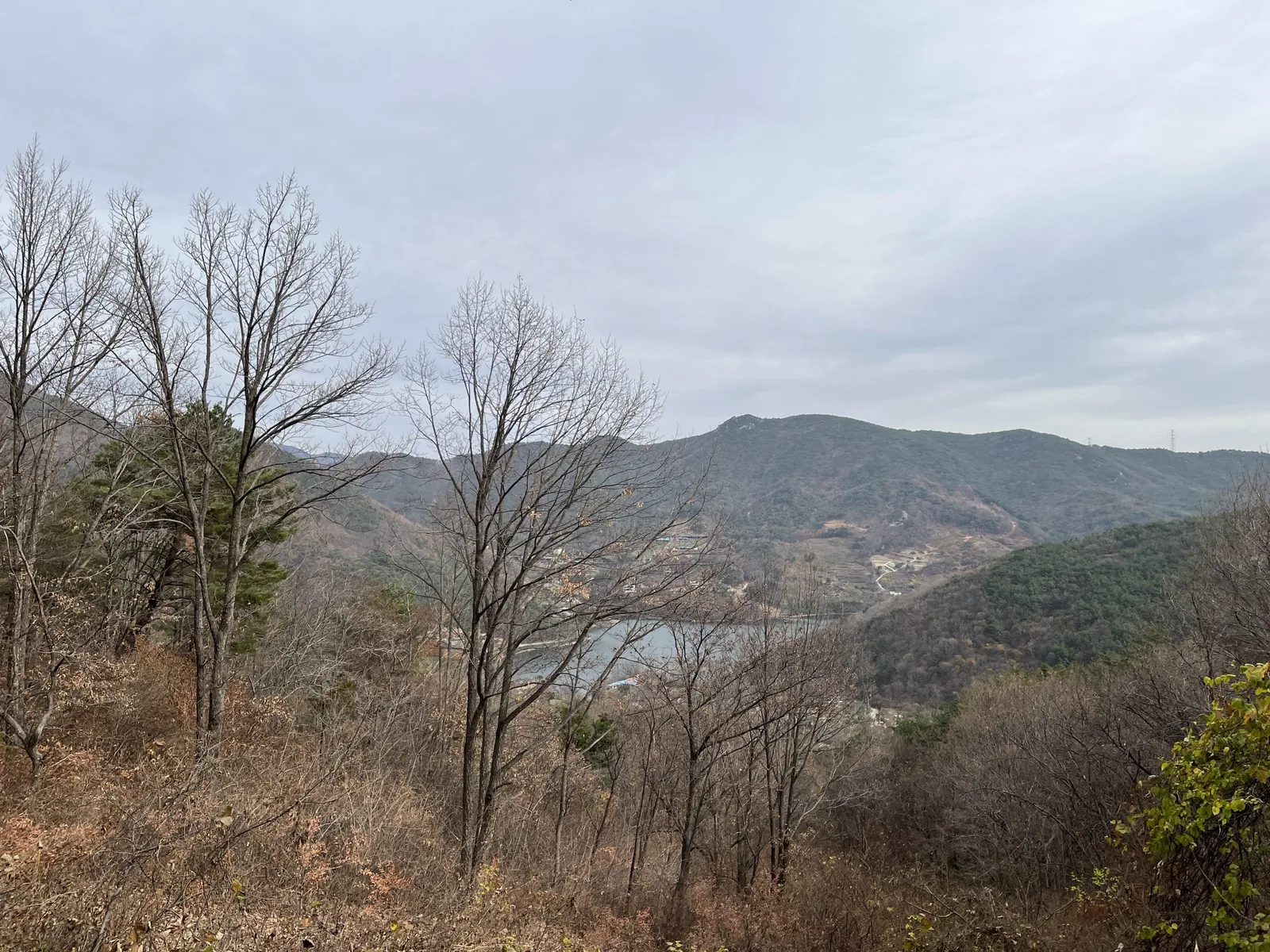 7코스 헬기장 인근에서 내려다본 산청 골짜기와 저수지, 겹겹이 이어진 산 능선