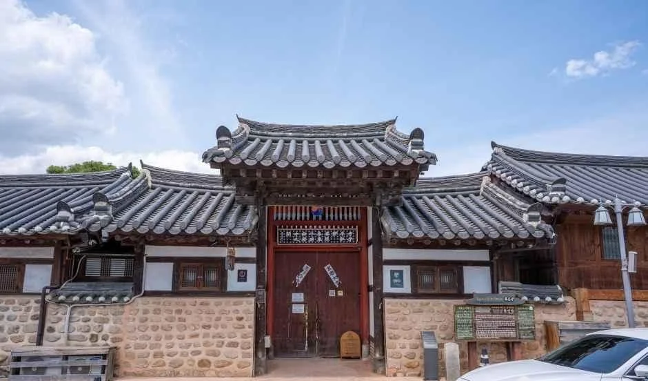 기와지붕을 얹은 고택의 대문과 돌 담장