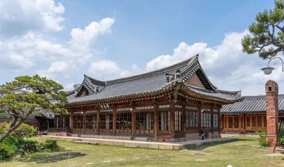 기와지붕과 긴 마루가 이어지는 전주 학인당 한옥 건물 전경