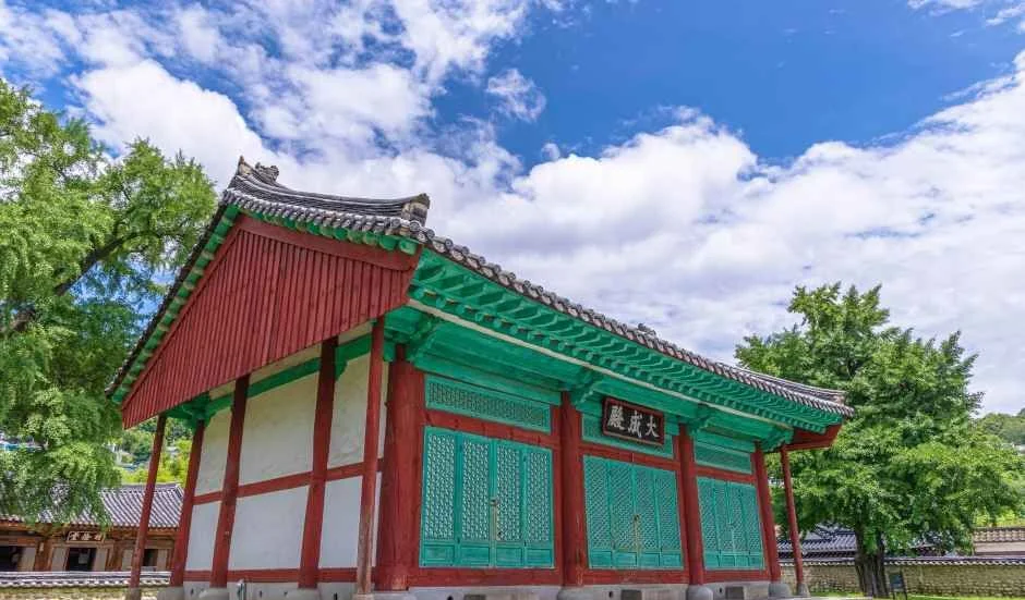 단청이 칠해진 전주향교 전각의 정면