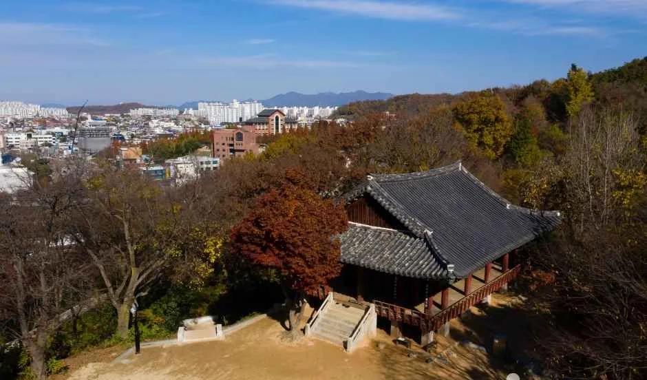 단풍이 든 언덕 위에 선 오목대 일대 정자