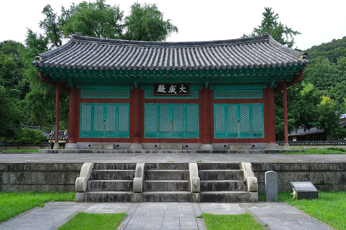 녹색 창살과 붉은 기둥의 대성전 정면과 돌계단