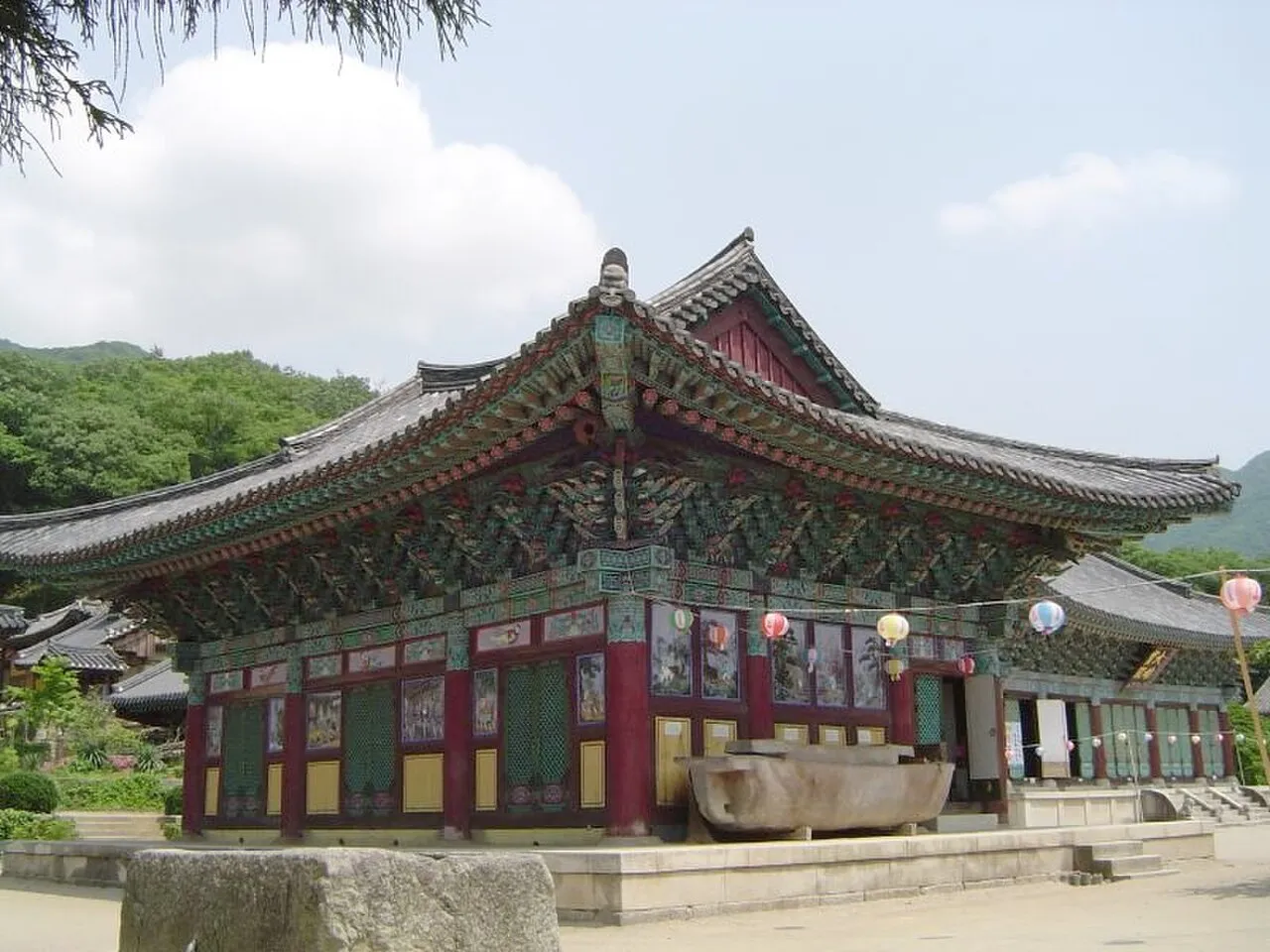 연등이 걸린 처마 아래 화려한 단청이 돋보이는 송광사 전각 모서리