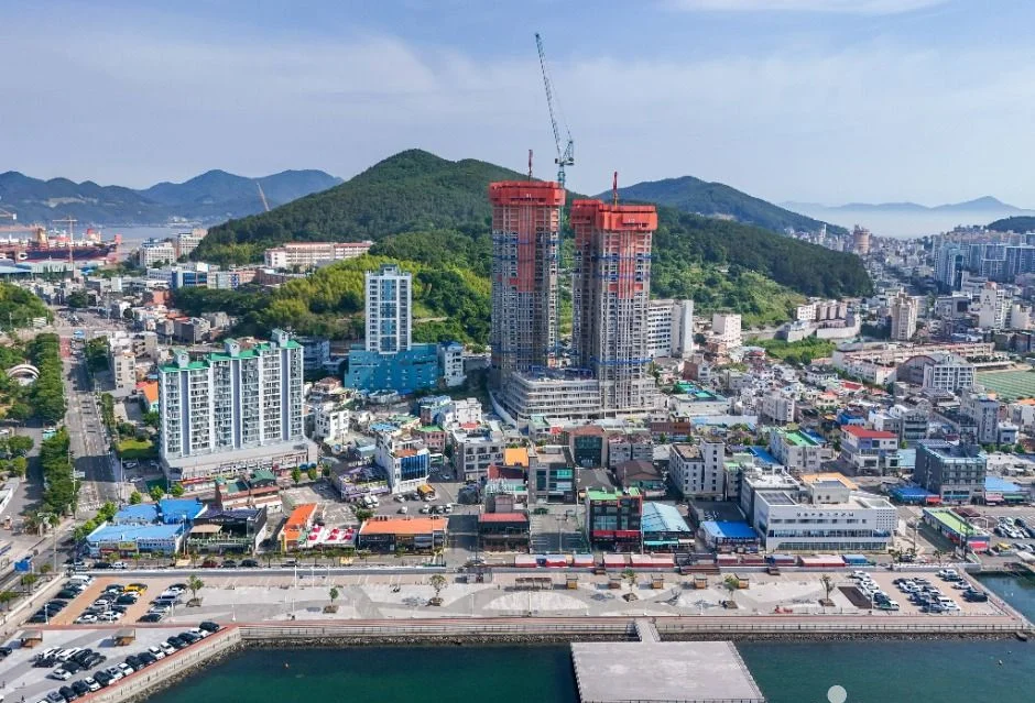 건물과 항구, 산이 보이는 장승포 시가지 항공 풍경