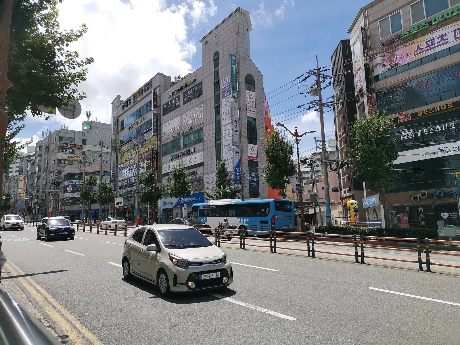 부산 도심 도로를 달리는 소형차 기아 모닝(수출명 피칸토) 부분변경 모델