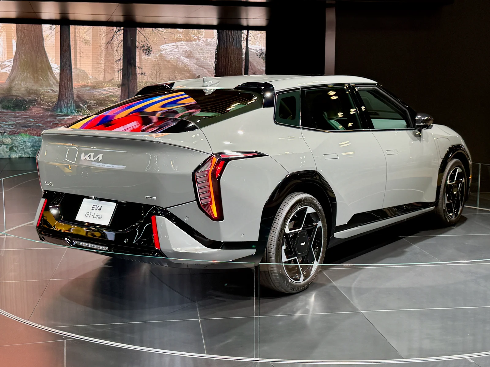 기아 EV4 GT-Line 후면 실물 사진, EV4 GT-Line 배지가 보인다