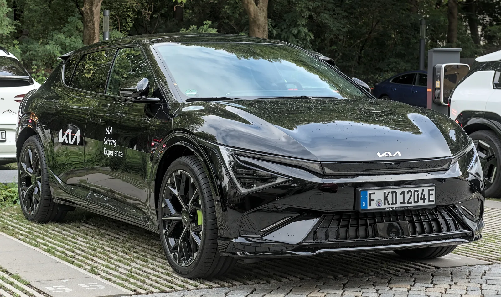 기아 EV6 GT 페이스리프트 측면 주행 모습, GT 전용 대형 휠이 보인다