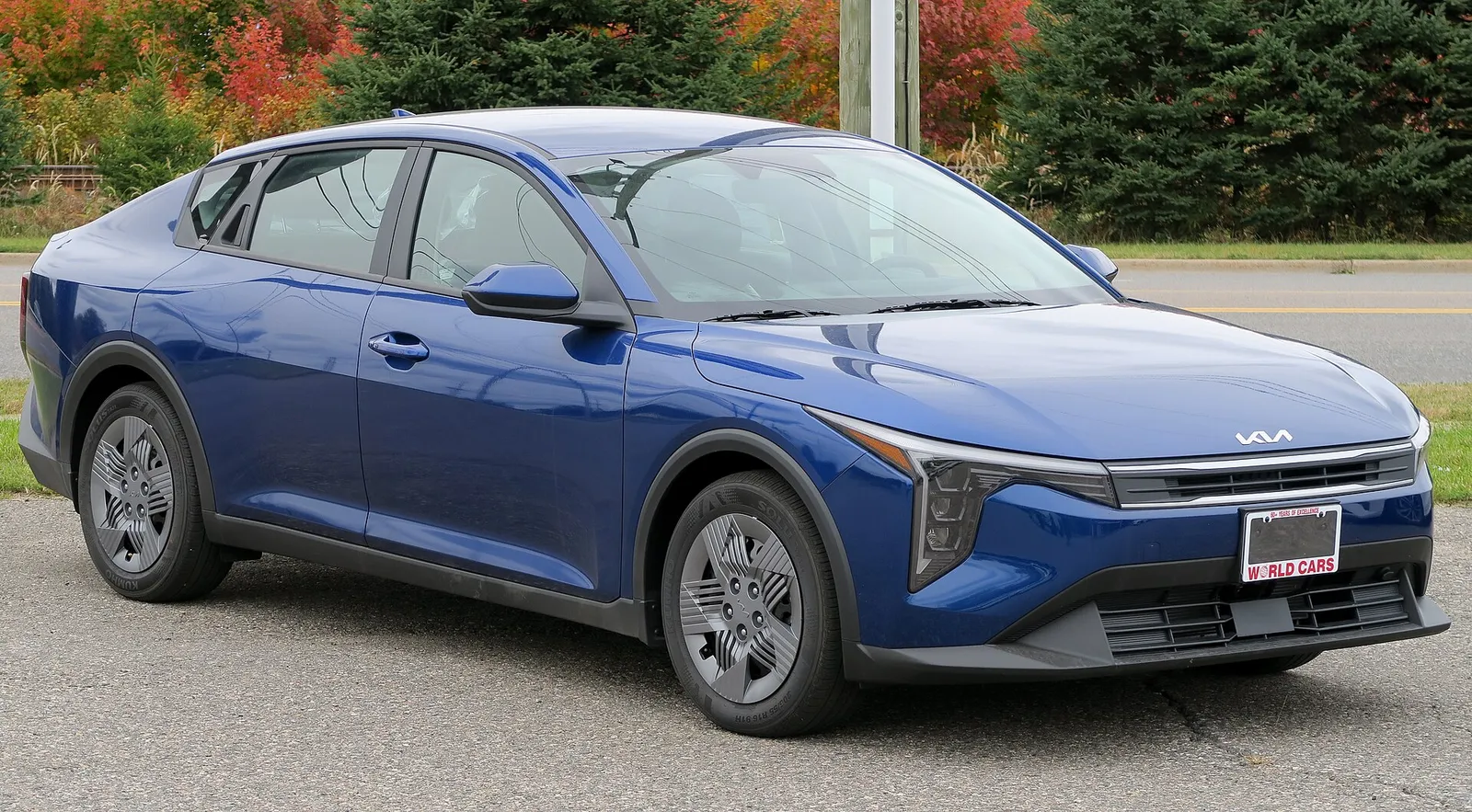 야외에 주차된 파란색 기아 K4 LX 세단 우측 전면