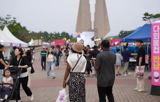 독립기념관 상징 조형물 앞을 걷는 관람객들