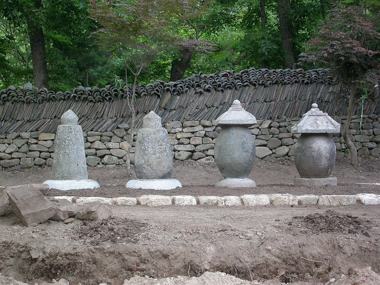 대전사 경내의 석조 부도