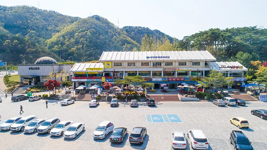 도담삼봉 주차장과 관광안내소, 주차된 차량들