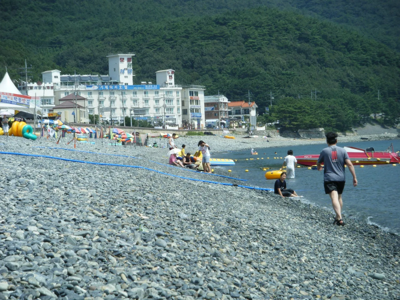 학동 흑진주 몽돌해변의 검은 몽돌과 해수욕장 전경