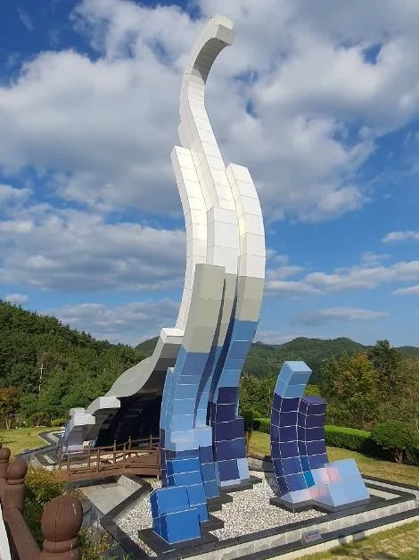 고성공룡박물관 야외에 설치된 공룡 목 모양의 대형 추상 조형 미끄럼틀