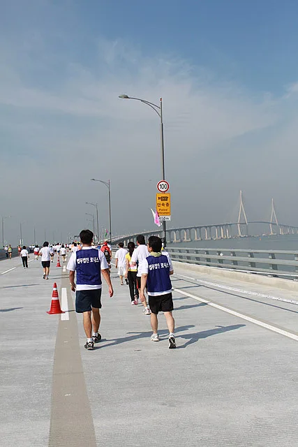 차량이 통제된 인천대교 위에 서 있는 시속 100km 제한속도 표지판