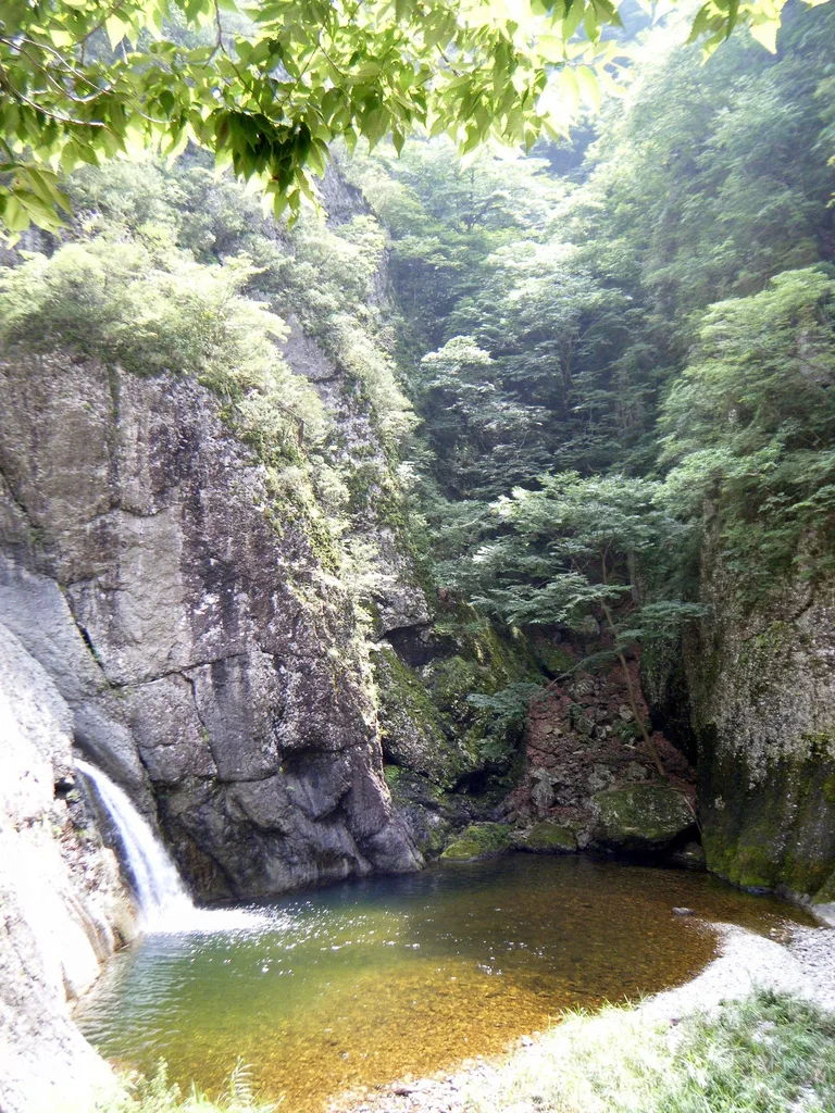 주왕산 계곡의 폭포와 소