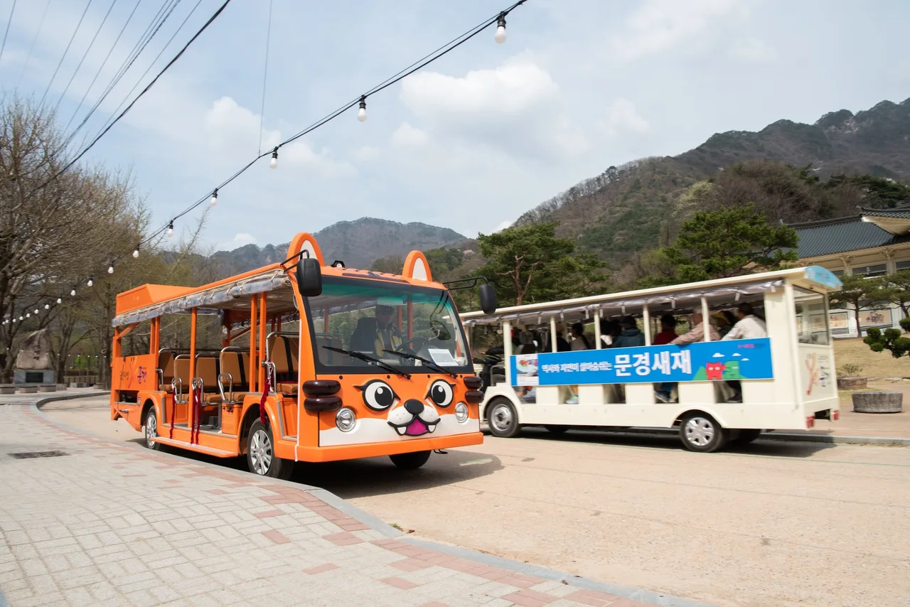 문경새재 전동차와 계곡을 잇는 다리, 탐방객들