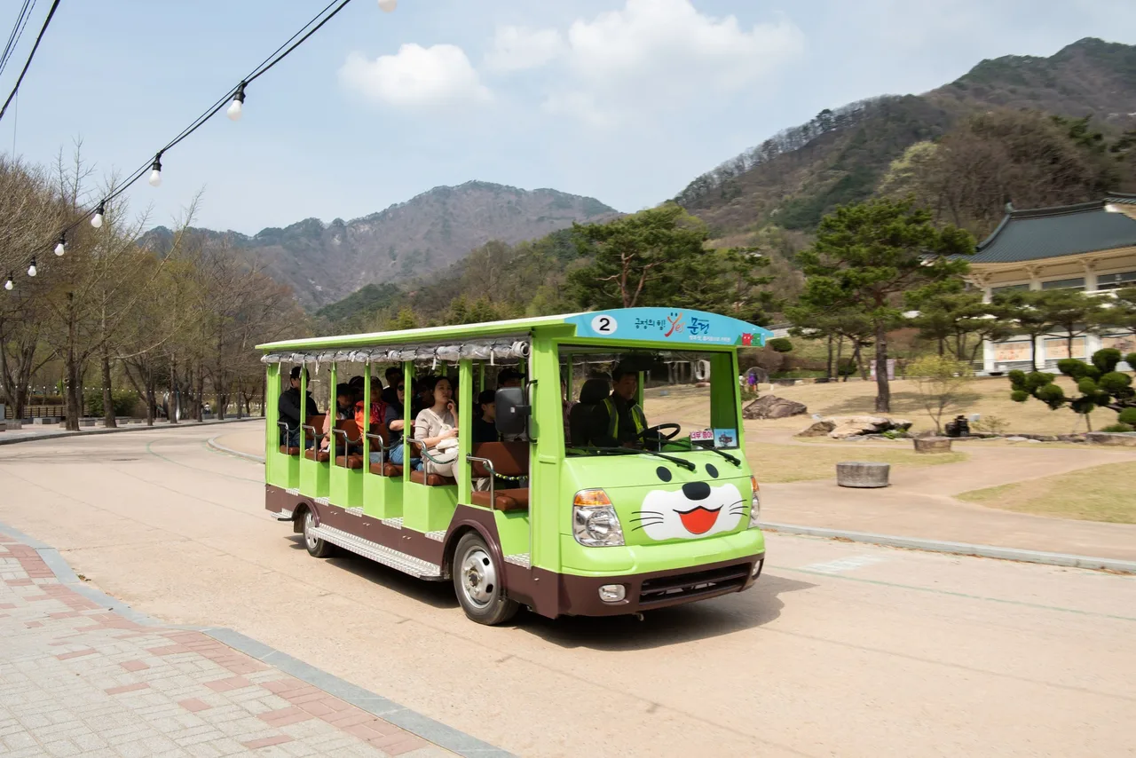 문경새재를 오가는 초록색 전동차, 탐방객이 탑승 중