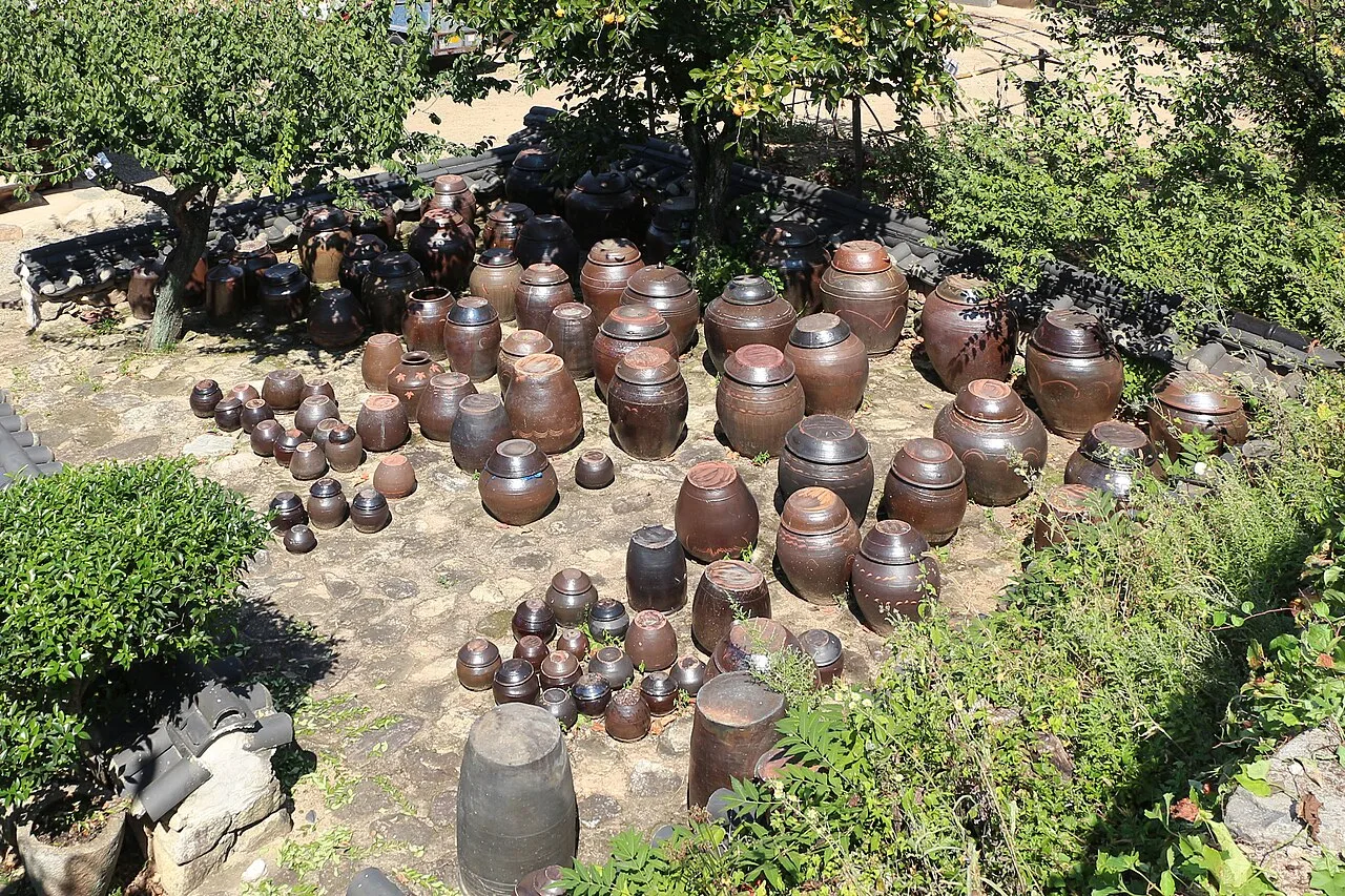 낙안읍성 초가집 마당에 놓인 옹기 장독대