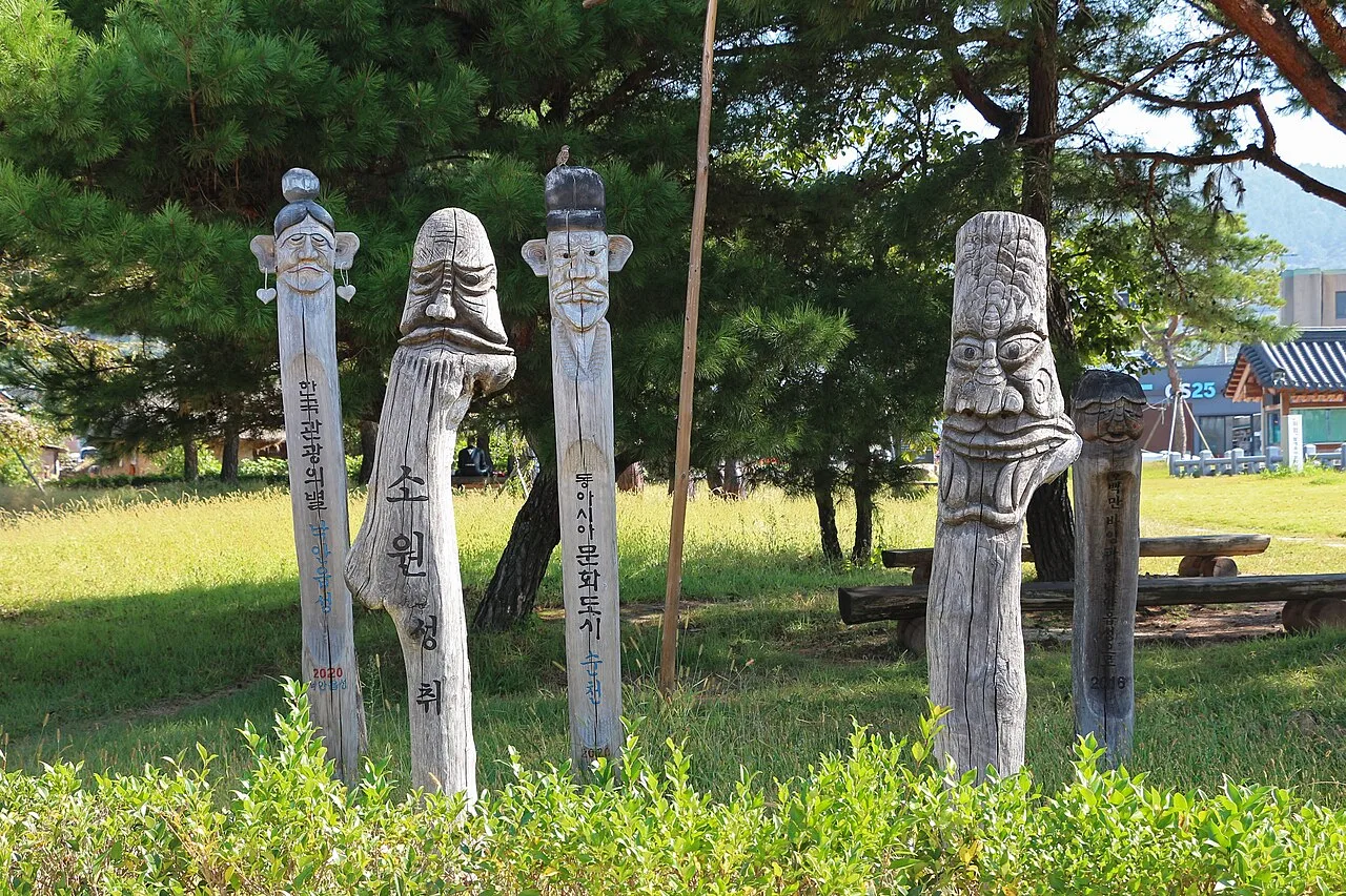 낙안읍성 입구에 나란히 세워진 나무 장승들