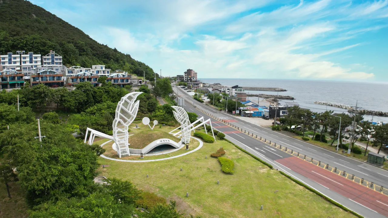 영덕 해안도로변 조형물과 마을 전경, 항공 촬영