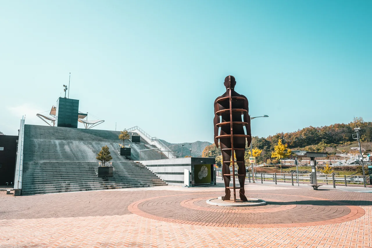 청령포 인근 전망대에 세워진 단종 관련 조형물과 계단