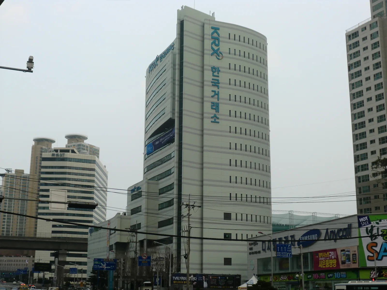 부산 동구에 위치한 한국거래소(KRX) 본사 건물 외관, 건물 외벽에 파란색 KRX 로고와 한국거래소 한글 사명이 세로로 크게 표기돼 있다