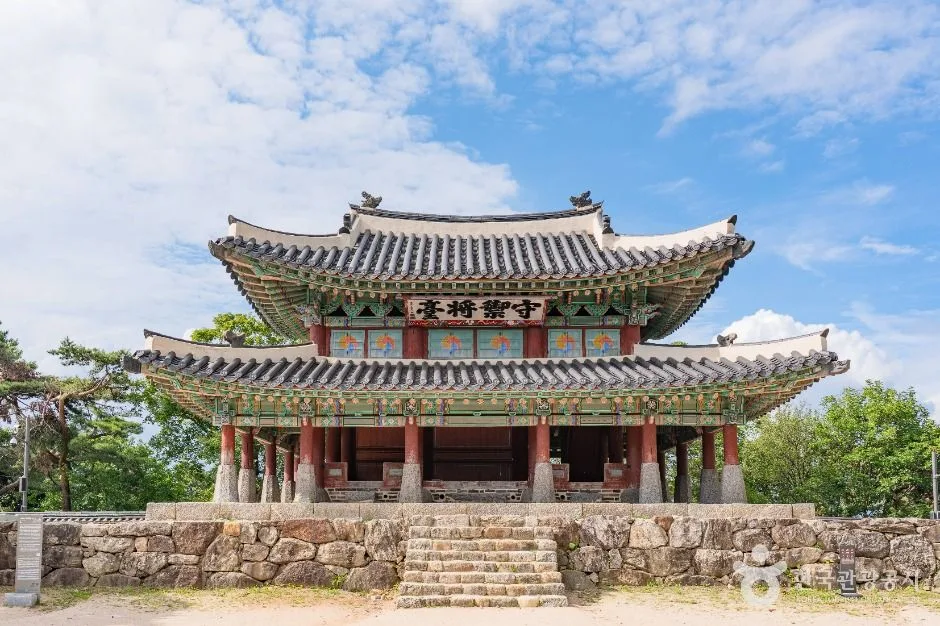 단청이 화려한 2층 누각 형태의 남한산성 수어장대 정면 모습