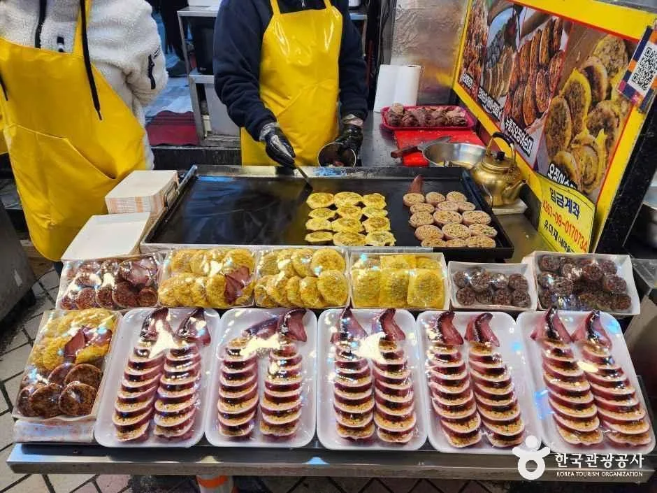 속초관광수산시장 노점에서 판매 중인 닭강정과 오징어순대가 진열된 모습